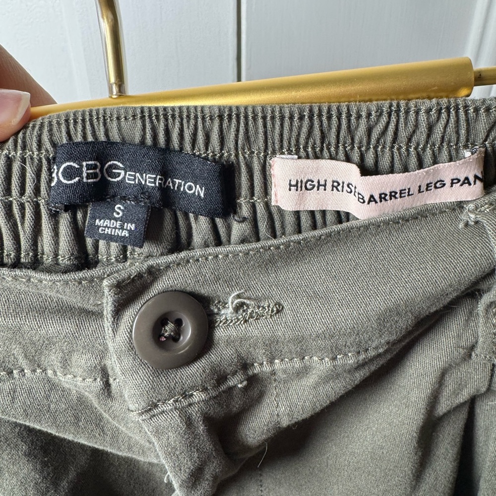 BCBGeneration High Rise Barrel Leg Elastic Waist Pant In Army Green Small - Picture 9 of 10
